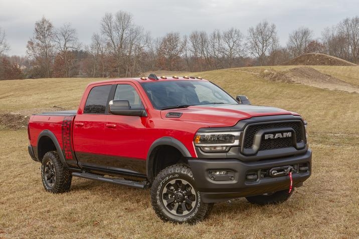 RAM 2500 2020 Power Wagon couleur rouge, hors-route dans un champs de gazon