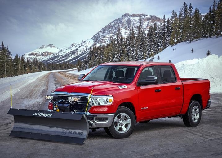 RAM 1500 2021 couleur rouge avec la pelle à neige