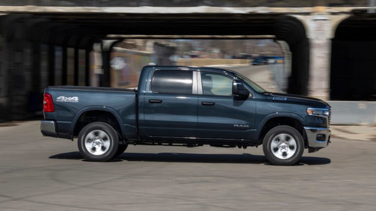 vue latérale d'un camion RAM 1500 2025