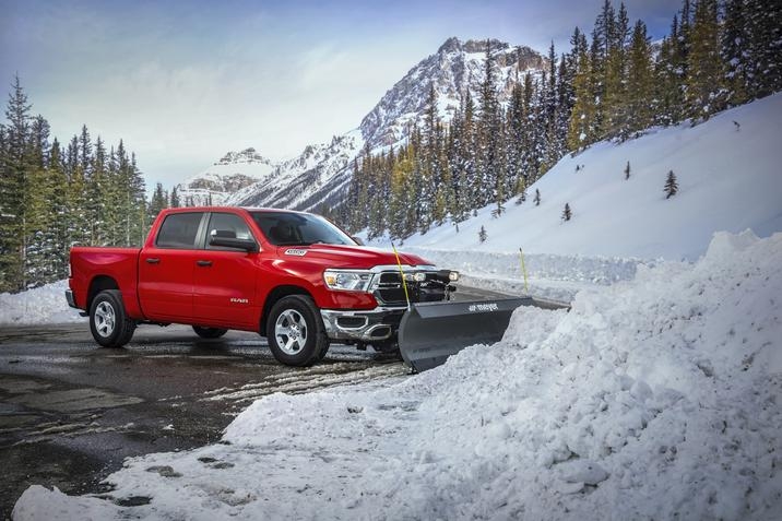 RAM 1500 2021 couleur rouge, pelletant la neige