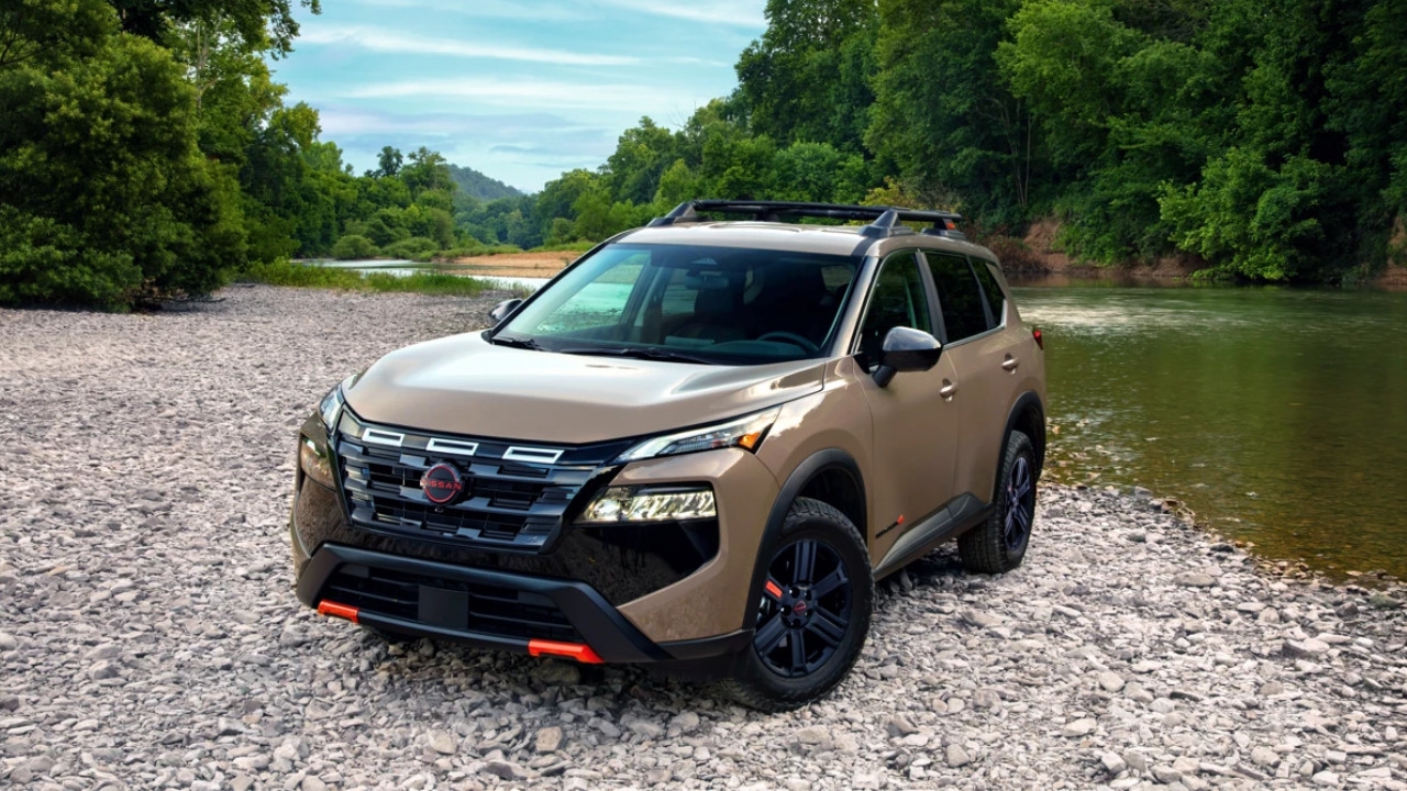vue latérale avant d'une Nissan Rogue 2025