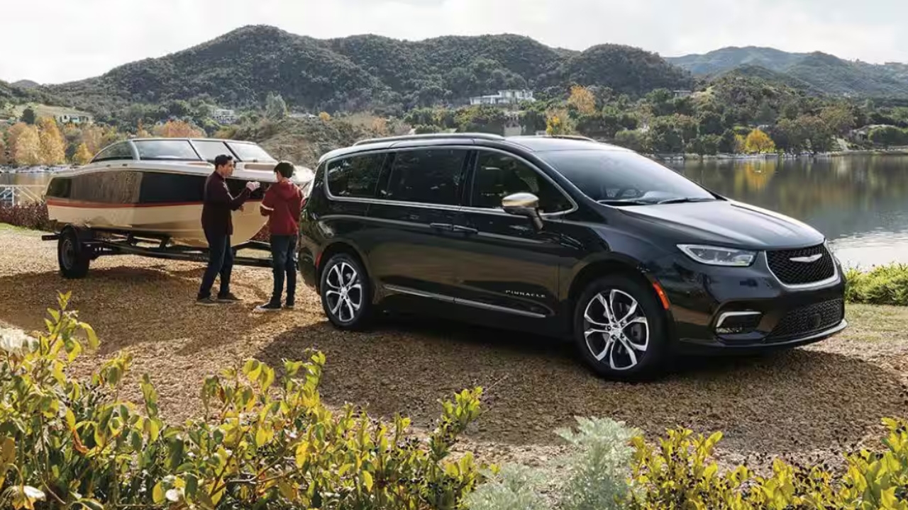 vue latérale avant d'une Chrysler Pacifica 2026