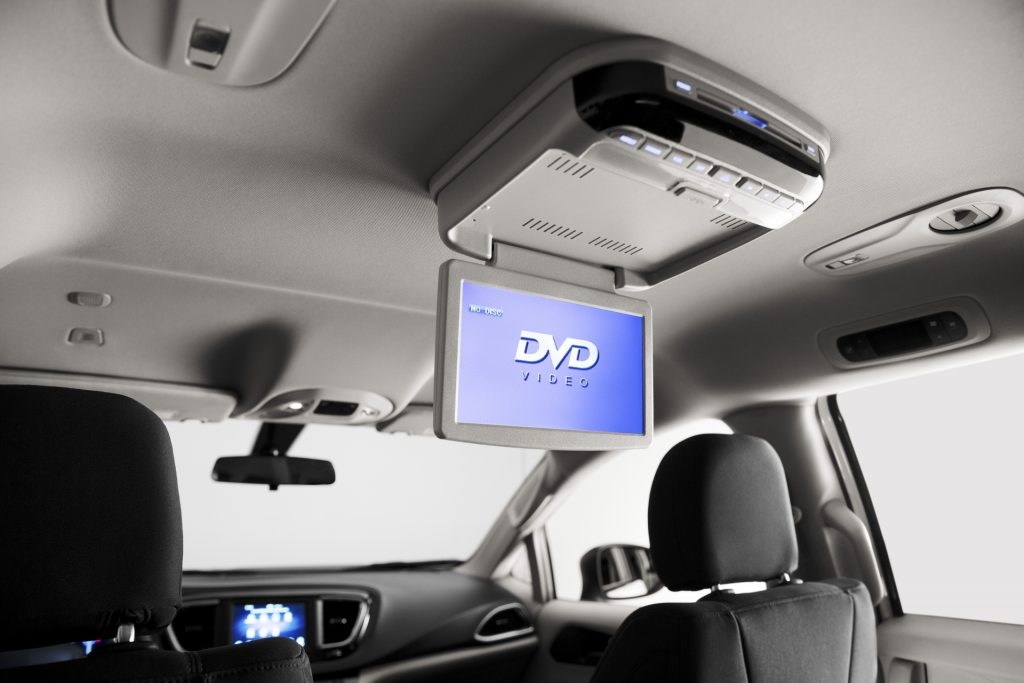 moniteur du dvd arrière à l'intérieur de la Chrysler grand caravan 2021