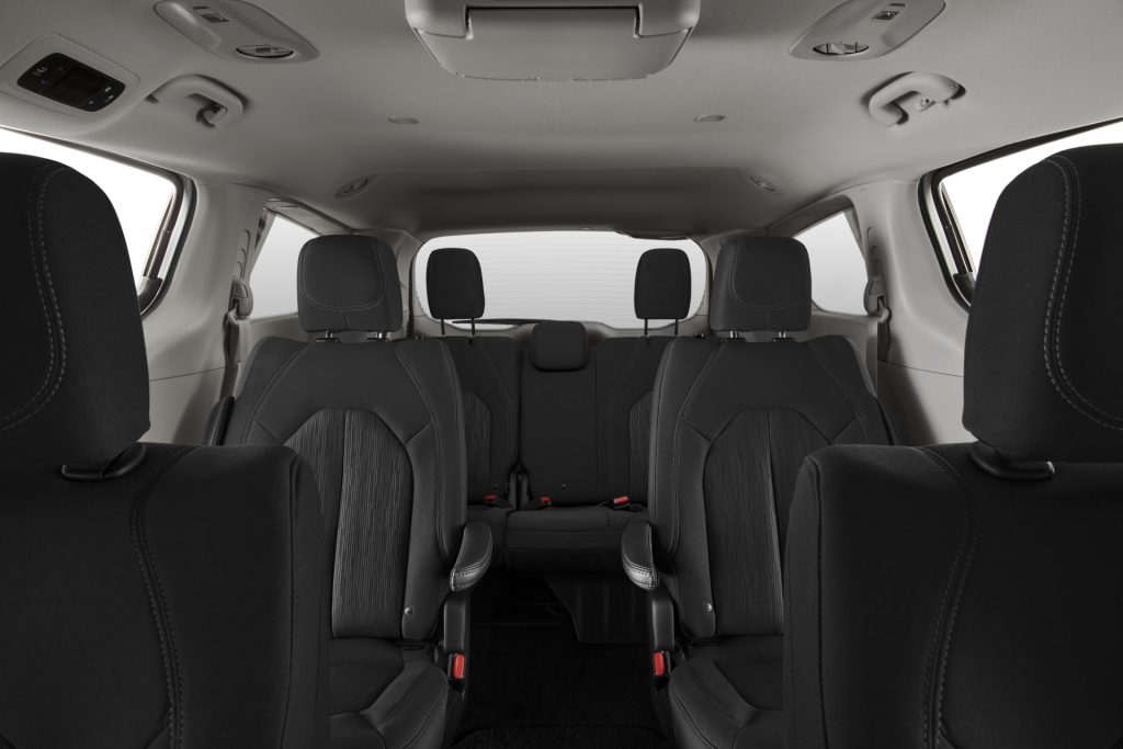 Intérieur de la Chrysler Grand Caravan 2021 montrant la capacité d'accueil