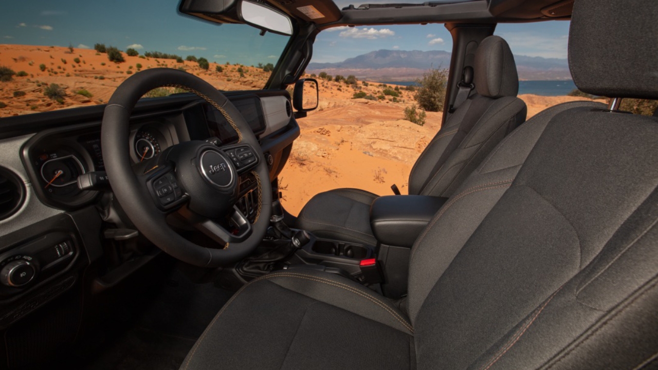vue de l'habitacle et du tableau de bord d'un Jeep Wrangler 2025