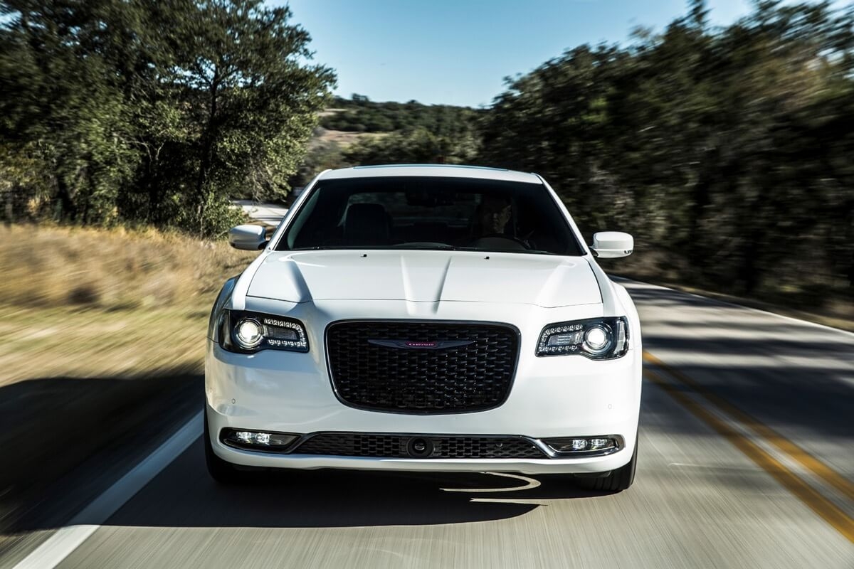 Devant d'un Chrysler 300S 2022 blanc