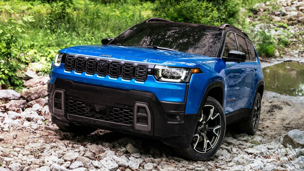 vue latérale avant d'un Jeep Cherokee 2026
