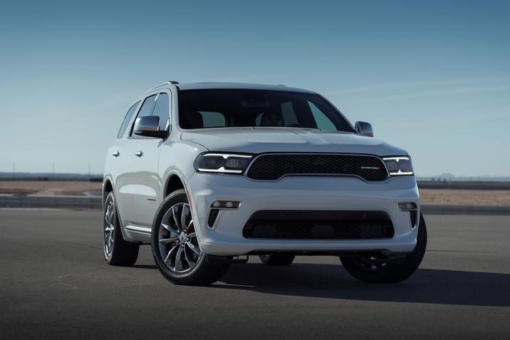 l'avant du Dodge Durango R-T Tow N Go 2021, design blanc, garé sur une piste