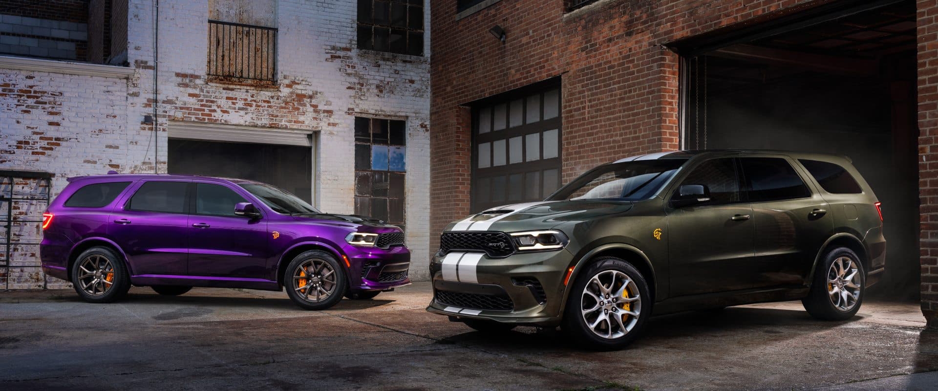 vue latérale avant de deux Dodge Durango 2026