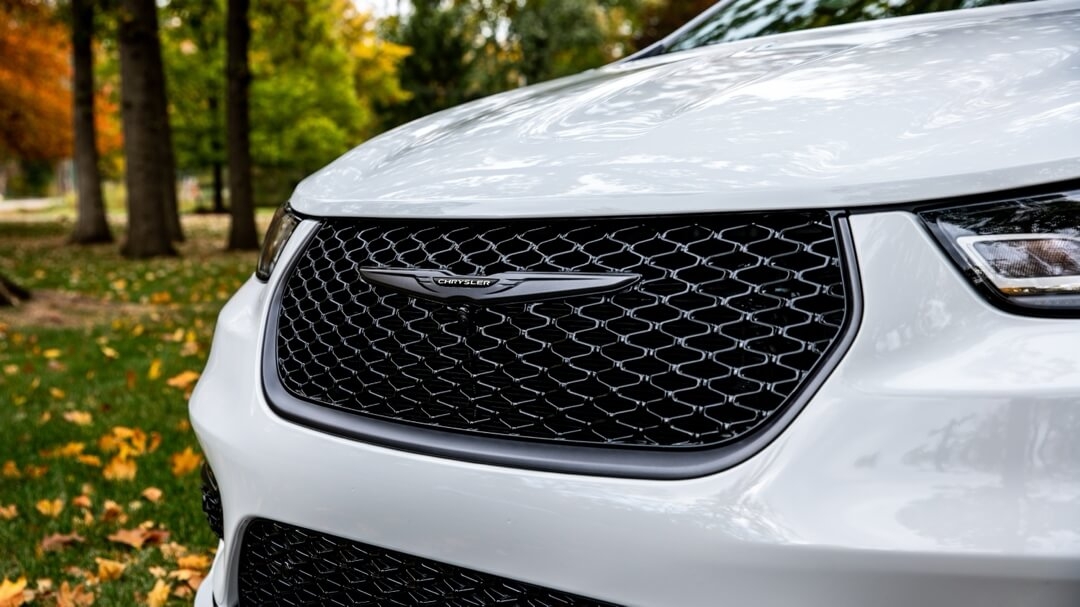 La calandre de la Chrysler Pacifica hybride 2024.