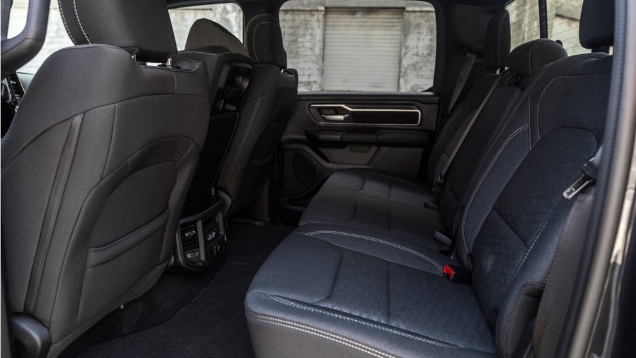 vue de l'habitacle d'un camion RAM 1500 2026