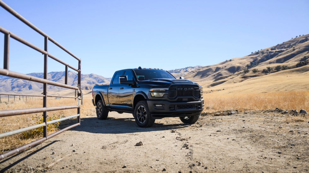 vue latérale avant d'un camion RAM 2500 2026