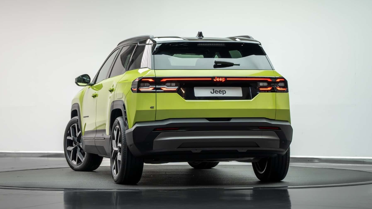 vue latérale arrière d'un Jeep Compass 2026