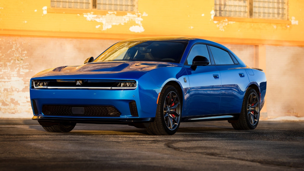vue latérale avant d'un Dodge Charger Daytona EV 2026