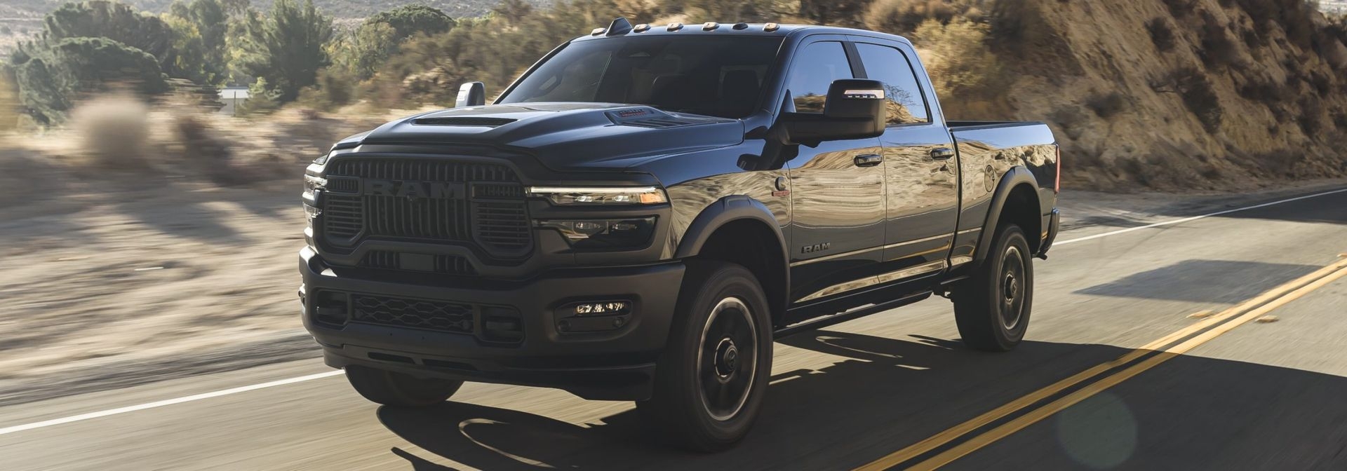 vue latérale avant d'un camion RAM 2500 2026