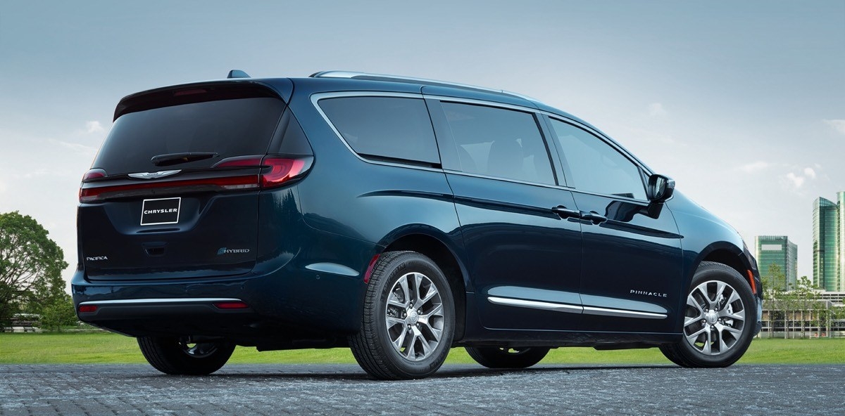 Côté et dos d'un Chrysler Pacifica Hybride Pinnacle