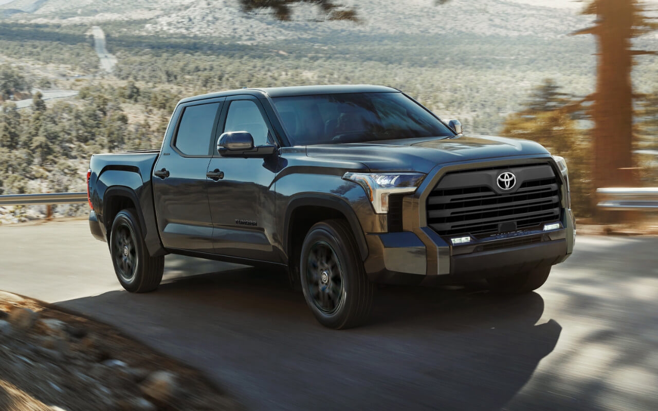 Vue 3/4 avant du camion Toyota Tundra 2024 roulant sur une route.