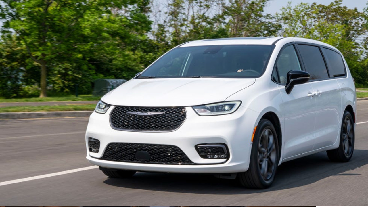 vue latérale avant d'un Chrysler Pacifica 2026