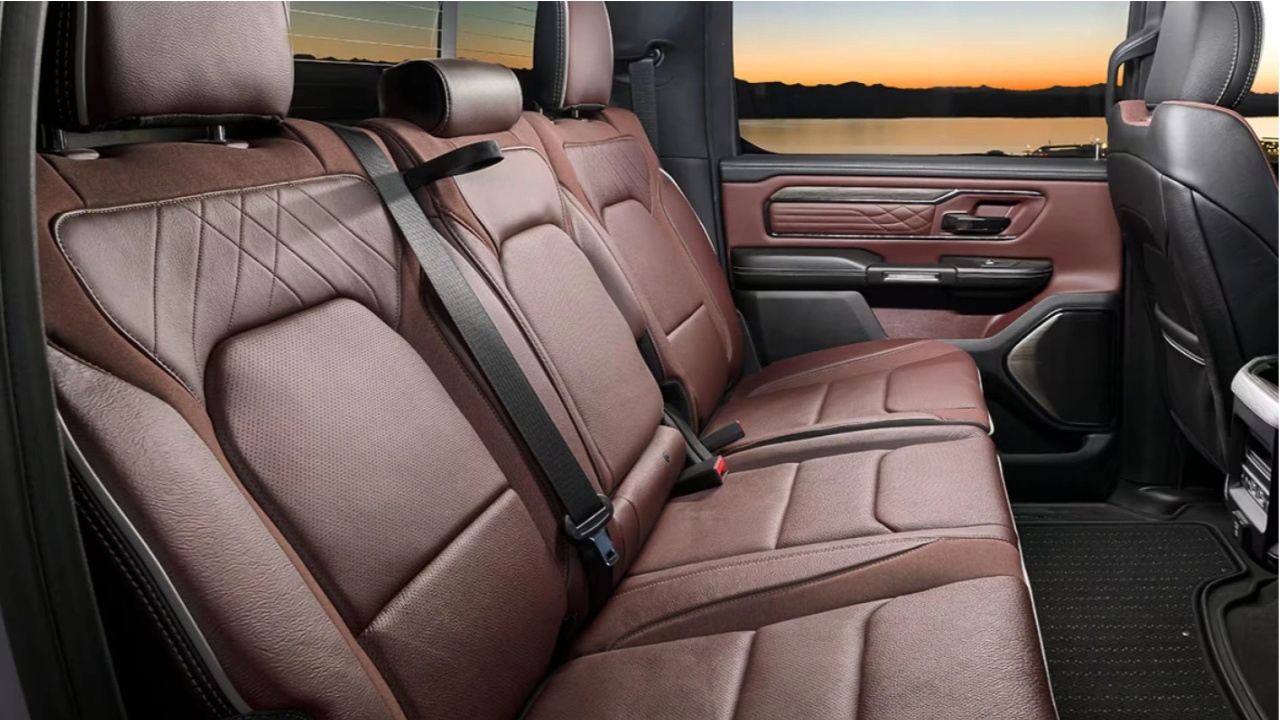 vue de l'habitacle d'un RAM 1500 2026