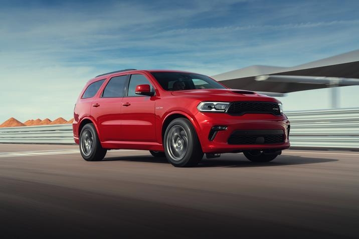 Dodge Durango R-T Tow N Go 2021, design rouge, conduisant sur une piste de course