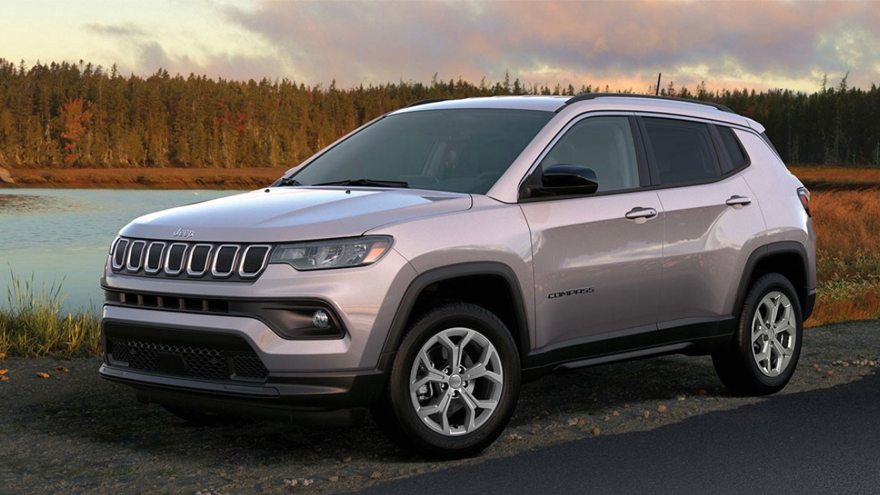 vue latérale avant d'un Jeep Compass 2025