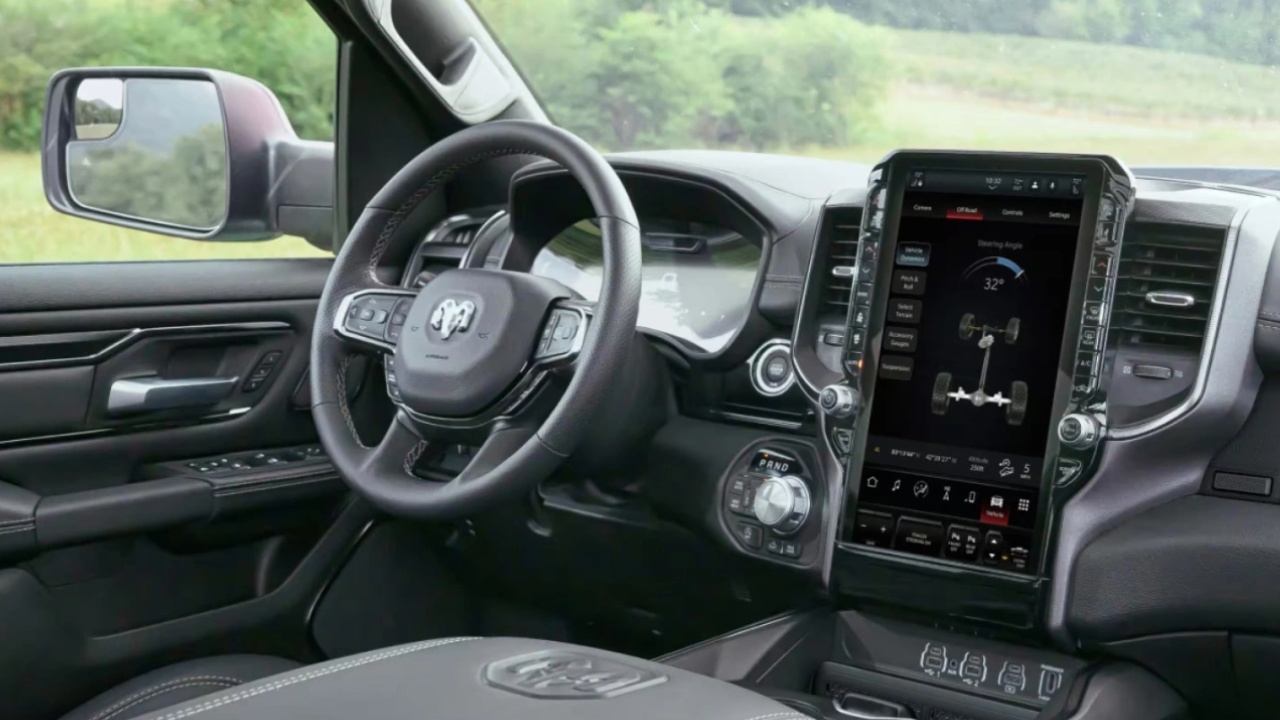 vue de l'habitacle et du tableau de bord d'un RAM 1500 2026
