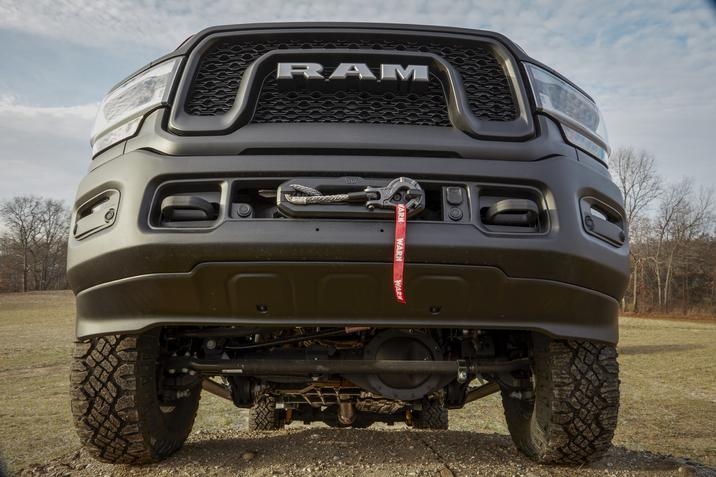 la calandre du RAM 2500 Power Wagon 2020, couleur grise, vue de face vers le bas