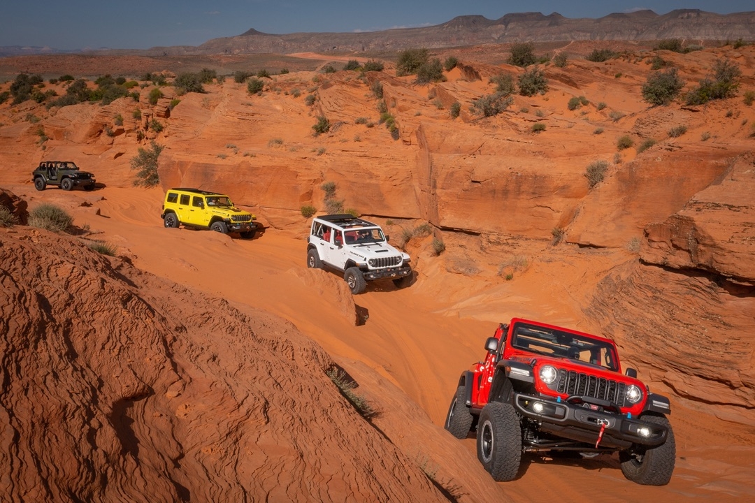 4 Jeep Wrangler 2025 dans les montagnes
