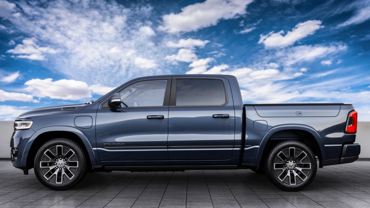 vue latérale d'un camion RAM 1500 2025
