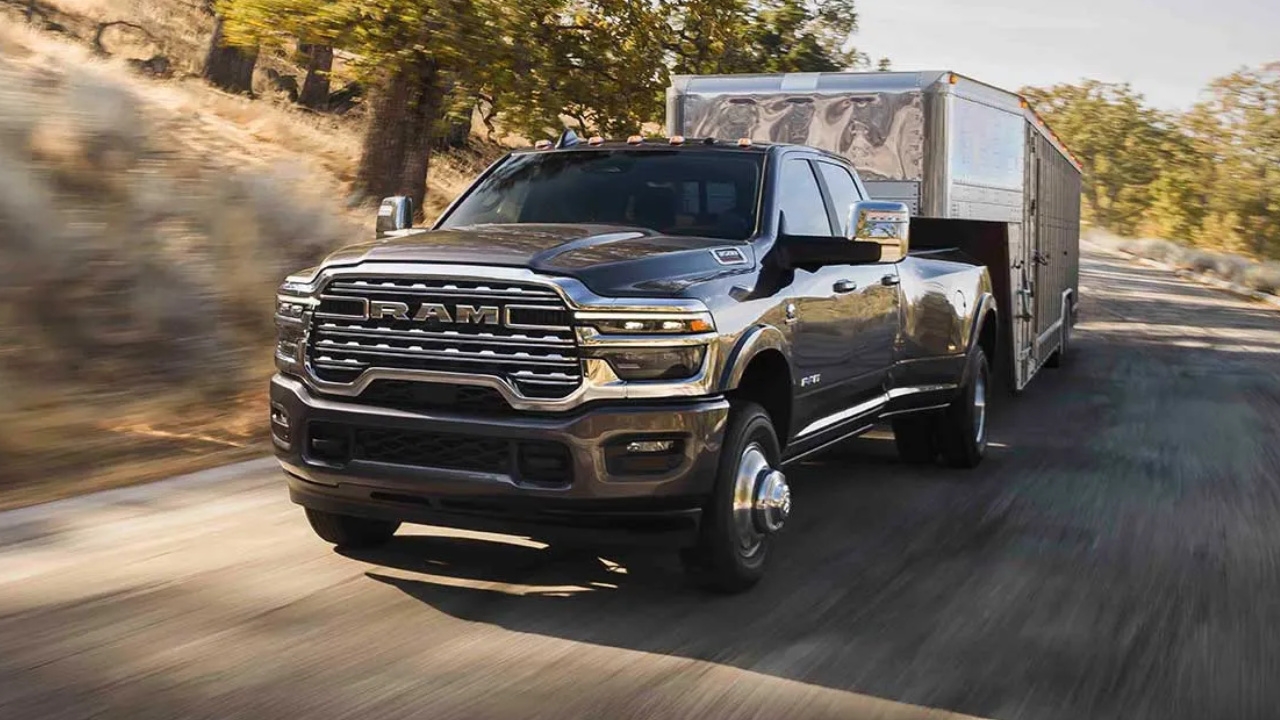 vue latérale avant d'un RAM 3500 2026 qui remorque