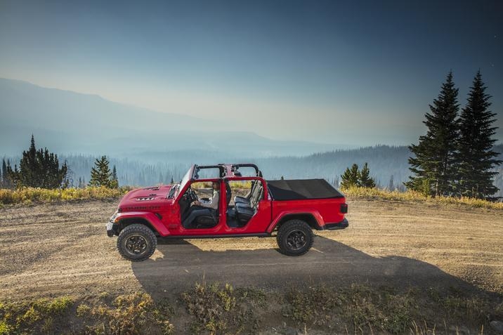 Jeep Gladiator Rubicon ecodiesel 2021, toit et les 4 portières enlevés, sur une route de terre