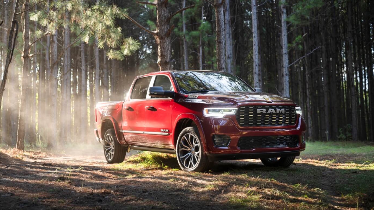 vue latérale avant d'un camion ram 1500 2025