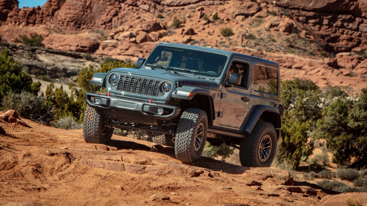 vue latérale avant d'un Jeep Wrangler 2025