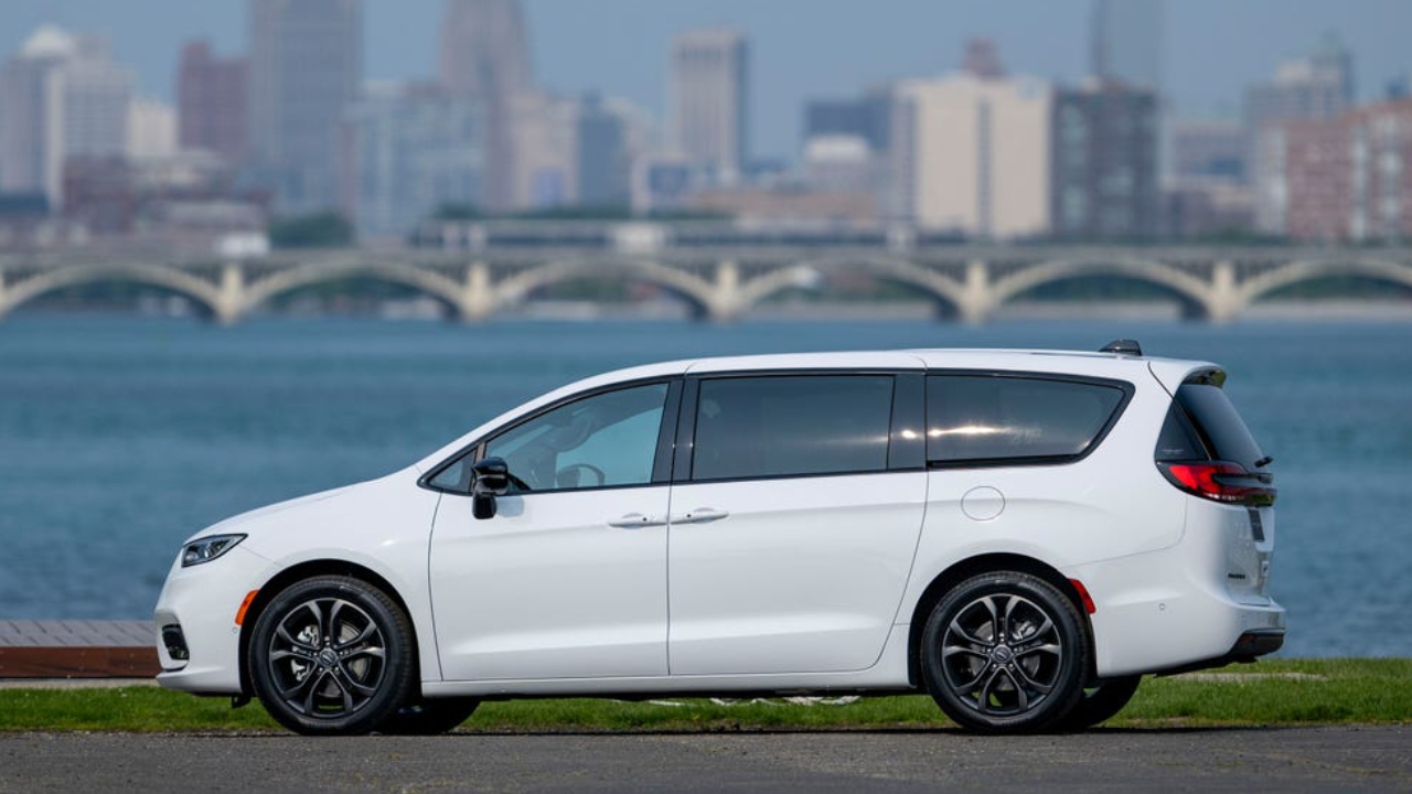 vue latérale d'une Chrysler Pacifica 2026