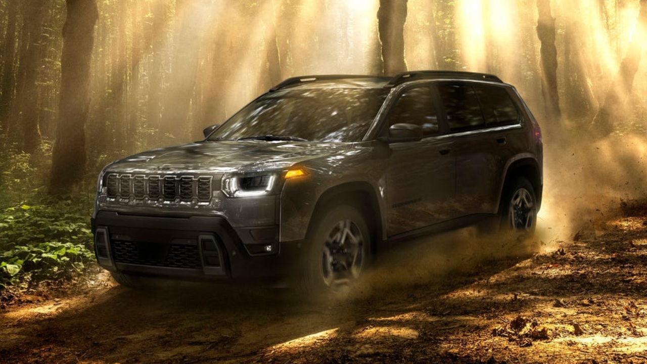 vue latérale avant d'un Jeep Cherokee 2026
