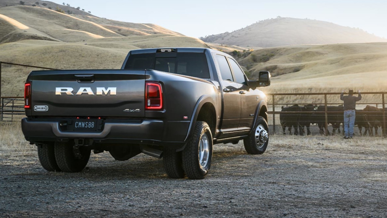 vue latérale arrière d'un camion RAM 3500 2025